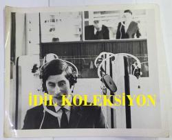 KRAL III. CHARLES'IN (CHARLES PHILIP ARTHUR GEORGE) ORİJİNAL FOTOĞRAFI - ORIGINAL PHOTOGRAPH OF CHARLES III, (CHARLES PHILIP ARTHUR GEORGE) - 20 x 15 cm EBADINDA - PRENS CHARLES DÜN İLK GALCE DERSİ İÇİN KULAKLIK TAKTI. ABERYSTWYTH ÜNİVERSİTESİ'NDEKİ DOKUZ HAFTALIK EĞİTİMİNE YENİ BAŞLAMIŞTI VE GALCE KELİMELERİN TANITIMI İÇİN DİL LABORATUVARINA GÖTÜRÜLDÜ. GALCE DALGA BOYUNDA. PRENS CHARLES BİR DİL DERSİNİ DİNLİYOR.. - (PRINCE CHARLES PUT ON HEADPHONE FOR HIS FIRST WELSH LESSON YESTERDAY. HE HAD JUST BEGUN HIS NINE-WEEK STAY AT UNIVERSITY COLLEGE, ABERYSTWYTH, AND WAS TAKEN INTO THE LANGUAGE LABORATORY FOR AN INTRODUCTION OF WELSH WORDS. ON THE WELSH WAVELENGHT. PRINCE CHARLES LISTENS TO A LANGUAGE LESSON. 21.4.1969) - ÖZEL ARŞİV