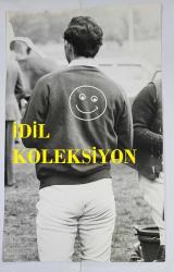 KRAL III. CHARLES'IN (CHARLES PHILIP ARTHUR GEORGE) ORİJİNAL FOTOĞRAFI - ORIGINAL PHOTOGRAPH OF CHARLES III, (CHARLES PHILIP ARTHUR GEORGE) - 25 x 16 cm EBADINDA - PRENS CHARLES, ÇARŞAMBA GÜNÜ (28.05.1975) LONDRA'DAKİ WESTMİNSTER ABBEY'DE DÜZENLENEN GÖR SOLEMN BİR TÖRENLE BATH NİŞANI'NIN BÜYÜK ÜSTADI OLARAK ATANDI. WESTMİNSTER ABBEY TÖRENİNDE YENİ GÖRÜNÜMÜYLE PRENS CHARLES.. - (PRINCE CHARLES SPORTS A ''SMILEY'' FACE ON THE BACK OF HIS SWEATER, IN THE FRIENDLY, INFORMAL ATMOSPHERE OF SMITH'S LAWN, WINDSOR GREAT PARK, WHERE THE PRINCE ENJOYED A TWO-DAY. CAMERA PRESS LONDON, CHARLES KENT) - ÖZEL ARŞİV