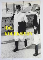 KRAL III. CHARLES'IN (CHARLES PHILIP ARTHUR GEORGE) ORİJİNAL BÜYÜK BOY FOTOĞRAFI - ORIGINAL PHOTOGRAPH OF CHARLES III, (CHARLES PHILIP ARTHUR GEORGE) - 25 x 17 cm EBADINDA - PRENS CHARLES, ASKERİ ÜNİFORMAYLA İLK KEZ HALK KARŞISINA ÇIKARAK, YENİ KRALİYET GALLER ALAYI'NIN ASKERLERİNİN TÖRENLE GEÇİŞİ SIRASINDA SELAM VERDİ. CARDİFF KALESİ'NDEKİ TÖRENDE, BAŞKOMUTAN OLAN PRENS, YENİ ALAY'A SANCAKLARINI TAKDİM ETTİ VE ONLAR ADINA CARDİFF ŞEHRİ FAHRİ VATANDAŞLIĞI UNVANINI KABUL ETTİ. - (COMPLETE WITH HIS LAMB AND HARD HAT, PRINCE CHARLES GOES ON AN INSPECTION TOUR OF HIS ESTATE IN THE DUCHY OF CORNWALL IN 1970. CAMERA PRESS LONDON, JOHN SCOTT) - ÖZEL ARŞİV