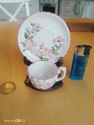 Standında seramik obje, fincan ve tabak