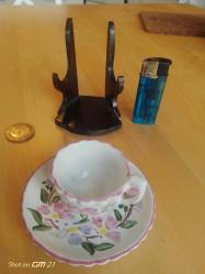 Standında seramik obje, fincan ve tabak