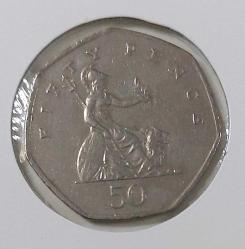 1997 İNGİLTERE 50 PENCE ORİJİNAL MADENİ PARASI KRALİÇE II.ELİZABETY FİGÜRLÜ ÇİL-ÇİLALTI N3M2N1 NADİRDİR