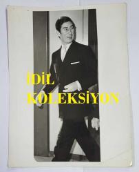 KRAL III. CHARLES'IN (CHARLES PHILIP ARTHUR GEORGE) ORİJİNAL FOTOĞRAFI - ORIGINAL PHOTOGRAPH OF CHARLES III, (CHARLES PHILIP ARTHUR GEORGE) - 20 x 15 cm EBADINDA - GÜLÜMSEYEN VE ÇİZGİLİ TAKIM ELBİSESİYLE ŞIK BİR ŞEKİLDE GİYİNMİŞ PRENS CHARLES, SALI GÜNÜ (20-11-1973) İSPANYA'YA ÖZEL BİR ZİYARET İÇİN LONDRA'DAN AYRILDI. İSPANYA'DA 