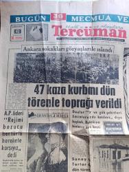 Halka ve Olaylara Tercüman Gazetesi - Turkish Newspaper - 6 Şubat 1963 - Ankara'da feci uçak kazasında ölenler askeri törenle toprağa verildi - Ankara sokakları gözyaşları ile ıslandı Fotoğrafı - albayraklara sarılmış 47 kişi Hacı Bayram camii'nde - annenin ölümü şiiri yazan Necip Fazıl Kısakürek - CHP'den aldığı emri yapan bir parti Yeni Türkiye Partisi - Edirne seller altında Fotoğrafı - Sivas'ta iskambil oynamak yasak - Sülün Osman'ın hocası Kayseri'liyi dolandırdı - Yirmi Sekiz Yıl Sonra İran'da 2 hafta yazan Murat Sertoğlu Yazı Dizisi - Saadet tacı yazan Kerime Nadir Yazı Dizisi - zekat sandıkları yazan Ahmet Kabaklı - Adalet Partisi genel başkanı Ragıp Gümüşpala'nın sözleri - uçak kazasında ölenlere fatihalı uğurlanış Fotoğrafı - Beşiktaş New York turnuvasına gidecek - Beşiktaşlı Güven Önüt'ün sakatlığı mühim değil - verdiği sözü tutan takım Karagümrük - En az gol yiyen kaleci Fenerbahçeli Hazım - milli Lig maçlarında bu haftaki hasılat 246.601 lira - Spor Toto