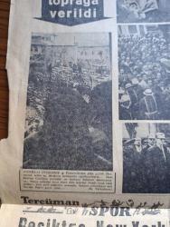 Halka ve Olaylara Tercüman Gazetesi - Turkish Newspaper - 6 Şubat 1963 - Ankara'da feci uçak kazasında ölenler askeri törenle toprağa verildi - Ankara sokakları gözyaşları ile ıslandı Fotoğrafı - albayraklara sarılmış 47 kişi Hacı Bayram camii'nde - annenin ölümü şiiri yazan Necip Fazıl Kısakürek - CHP'den aldığı emri yapan bir parti Yeni Türkiye Partisi - Edirne seller altında Fotoğrafı - Sivas'ta iskambil oynamak yasak - Sülün Osman'ın hocası Kayseri'liyi dolandırdı - Yirmi Sekiz Yıl Sonra İran'da 2 hafta yazan Murat Sertoğlu Yazı Dizisi - Saadet tacı yazan Kerime Nadir Yazı Dizisi - zekat sandıkları yazan Ahmet Kabaklı - Adalet Partisi genel başkanı Ragıp Gümüşpala'nın sözleri - uçak kazasında ölenlere fatihalı uğurlanış Fotoğrafı - Beşiktaş New York turnuvasına gidecek - Beşiktaşlı Güven Önüt'ün sakatlığı mühim değil - verdiği sözü tutan takım Karagümrük - En az gol yiyen kaleci Fenerbahçeli Hazım - milli Lig maçlarında bu haftaki hasılat 246.601 lira - Spor Toto