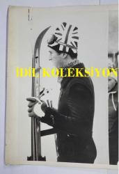 KRAL III. CHARLES'IN (CHARLES PHILIP ARTHUR GEORGE) ORİJİNAL FOTOĞRAFI - ORIGINAL PHOTOGRAPH OF CHARLES III, (CHARLES PHILIP ARTHUR GEORGE) - 25 x 20 cm EBADINDA - GÖZÜPEK CHARLES BAYRAĞI DALGALANDIRIYOR. İSVİÇRE ALPLERİNİN ZİRVESİNDE GURURLA DALGALANAN BİR İNGİLİZ BAYRAĞI VAR... VE ALTINDA PRENS CHARLES. - (DAREDEVIL CHARLES IS FLYING THE FLAG. A UNION JACK FLIES PROUDLY ON THE SUMMIT OF THE SWISS ALPS... AND UNDERNEATH IT IS PRINCE CHARLES.) - ÖZEL ARŞİV