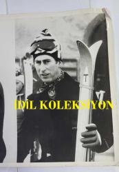 KRAL III. CHARLES'IN (CHARLES PHILIP ARTHUR GEORGE) ORİJİNAL FOTOĞRAFI - ORIGINAL PHOTOGRAPH OF CHARLES III, (CHARLES PHILIP ARTHUR GEORGE) - 25 x 20 cm EBADINDA - GÖZÜPEK CHARLES BAYRAĞI DALGALANDIRIYOR. İSVİÇRE ALPLERİNİN ZİRVESİNDE GURURLA DALGALANAN BİR İNGİLİZ BAYRAĞI VAR... VE ALTINDA PRENS CHARLES. - (DAREDEVIL CHARLES IS FLYING THE FLAG. A UNION JACK FLIES PROUDLY ON THE SUMMIT OF THE SWISS ALPS... AND UNDERNEATH IT IS PRINCE CHARLES.) - ÖZEL ARŞİV