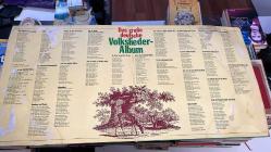 DAS GROßE DEUTSCHE VOLKSLIEDER ALBUM FÜR DAS ROTE KREUZ - FISCHER CHÖRE - DIE WIENER SANGERKNABEN - DIE ORIGINAL HEIDELERCHEN - TÖLZER KNABENCHOR - DIE WESTFALISCHEN NACTIGALLEN UND VIELE ANDERE BEKANNTE CHÖRE - GEMA RECORDS 33'LÜK LONG PLAYLER 1978 - VINLY - KIZIL HAÇ İÇİN BÜYÜK ALMAN HALK ŞARKILARI ALBÜMÜ DUBLE ALBÜMDÜR YANİ 2 PLAK İÇERMEKTEDİR... DİKKAT FOTOĞRAFLARA İYİ BAKALIM ÇÜNKÜ KAPAK İÇERİDEN YAPIŞMIŞ VE HASARLI... ben biraz tamir eder gibi yaptım  :)