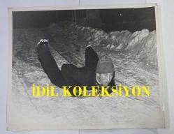 KRAL III. CHARLES'IN (CHARLES PHILIP ARTHUR GEORGE) ORİJİNAL BÜYÜK BOY FOTOĞRAFI - ORIGINAL PHOTOGRAPH OF CHARLES III, (CHARLES PHILIP ARTHUR GEORGE) - 25 x 20 cm EBADINDA - PRENS CHARLES'IN İŞLER TERS GİTTİĞİNDE BİLE MORALİNİ YÜKSEK TUTMASINA ŞAŞMAMALI. KAYAK PİSTLERİNDE ACI VERİCİ BİR DÜŞÜŞÜN ARDINDAN 30 YAŞINDAKİ PRENS, PERŞEMBE GÜNÜ (1.2.1979) KIZAKLA YERE YATMAYI TERCİH ETTİ... CHARLES KRALİYET YOLUNU GÖSTERİYOR. - (TRUST PRINCE CHARLES TO KEEP HIS CHIN UP WHEN HE'S GOT THE SKIDS UNDER HIM. AFTER A PAINFUL TUMBLE ON THE SKI SLOPES THE 30-YEAR-OLD PRINCE DECIDED TO TAKE THINGS LYING DOWN ON THURSDAY (1.2.1979) ON A BOBSLEIGH... CHARLES SHOWS THE ROYAL WAY.) - ÖZEL ARŞİV
