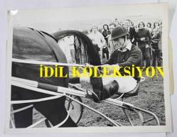 KRAL III. CHARLES'IN (CHARLES PHILIP ARTHUR GEORGE) ORİJİNAL FOTOĞRAFI - ORIGINAL PHOTOGRAPH OF CHARLES III, (CHARLES PHILIP ARTHUR GEORGE) - 20 x 15 cm EBADINDA - GÖZÜ PEK PRENS CHARLES YENİ BİR SPORLA TANIŞIYOR... AMERİKAN ATLI ARABA YARIŞLARIYLA. DUNDEE'DEKİ BİR TARLADA SİNİR BOZUCU BİR HIZLA TUR ATTIKTAN SONRA, KRALİYET ATLI ARABA SÜRÜCÜSÜ ŞUNLARI İTİRAF ETTİ: 