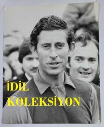 KRAL III. CHARLES'IN (CHARLES PHILIP ARTHUR GEORGE) ORİJİNAL BÜYÜK BOY 3'LÜ FOTOĞRAF SETİ - ORIGINAL (3) PHOTOGRAPH OF CHARLES III, (CHARLES PHILIP ARTHUR GEORGE) - 25 x 20 cm & 25 x 17 cm EBADINDA - PRENS CHARLES, HALK ÖNÜNDE HER ZAMAN NEŞELİ VE CANA YAKIN BİR TAVIR SERGİLER, SIK SIK DA HAZIRDA İYİ NİYETLİ BİR ESPRİSİ BULUNUR. BURADA, 1977'DE WİNDSOR'DAKİ SMİTH'S LAWN'DA GENÇ BİR FRANSIZ TAKIMIYLA ULUSLARARASI POLO MAÇINA ÇIKMAK ÜZEREYKEN GÖRÜLÜYOR. - (PRINCE CHARLES REMAINS GENIAL IN PUBLIC, OFTEN WITH A GOOD NATURED QUIP READY. HERE HE IS ABOUT TO PLAY SOME INTERNATIONAL POLO AGAINST A YOUNG FRENCH TEAM AT SMITH'S LAWN, WINDSOR, 1977. CAMERA PRESS LONDON. JOHN SCOTT) - ÖZEL ARŞİV