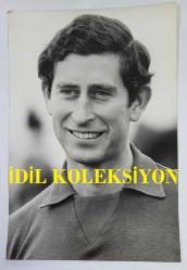 KRAL III. CHARLES'IN (CHARLES PHILIP ARTHUR GEORGE) ORİJİNAL BÜYÜK BOY 3'LÜ FOTOĞRAF SETİ - ORIGINAL (3) PHOTOGRAPH OF CHARLES III, (CHARLES PHILIP ARTHUR GEORGE) - 25 x 20 cm & 25 x 17 cm EBADINDA - PRENS CHARLES, HALK ÖNÜNDE HER ZAMAN NEŞELİ VE CANA YAKIN BİR TAVIR SERGİLER, SIK SIK DA HAZIRDA İYİ NİYETLİ BİR ESPRİSİ BULUNUR. BURADA, 1977'DE WİNDSOR'DAKİ SMİTH'S LAWN'DA GENÇ BİR FRANSIZ TAKIMIYLA ULUSLARARASI POLO MAÇINA ÇIKMAK ÜZEREYKEN GÖRÜLÜYOR. - (PRINCE CHARLES REMAINS GENIAL IN PUBLIC, OFTEN WITH A GOOD NATURED QUIP READY. HERE HE IS ABOUT TO PLAY SOME INTERNATIONAL POLO AGAINST A YOUNG FRENCH TEAM AT SMITH'S LAWN, WINDSOR, 1977. CAMERA PRESS LONDON. JOHN SCOTT) - ÖZEL ARŞİV