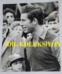 KRAL III. CHARLES'IN (CHARLES PHILIP ARTHUR GEORGE) ORİJİNAL BÜYÜK BOY 3'LÜ FOTOĞRAF SETİ - ORIGINAL (3) PHOTOGRAPH OF CHARLES III, (CHARLES PHILIP ARTHUR GEORGE) - 25 x 20 cm & 25 x 17 cm EBADINDA - PRENS CHARLES, HALK ÖNÜNDE HER ZAMAN NEŞELİ VE CANA YAKIN BİR TAVIR SERGİLER, SIK SIK DA HAZIRDA İYİ NİYETLİ BİR ESPRİSİ BULUNUR. BURADA, 1977'DE WİNDSOR'DAKİ SMİTH'S LAWN'DA GENÇ BİR FRANSIZ TAKIMIYLA ULUSLARARASI POLO MAÇINA ÇIKMAK ÜZEREYKEN GÖRÜLÜYOR. - (PRINCE CHARLES REMAINS GENIAL IN PUBLIC, OFTEN WITH A GOOD NATURED QUIP READY. HERE HE IS ABOUT TO PLAY SOME INTERNATIONAL POLO AGAINST A YOUNG FRENCH TEAM AT SMITH'S LAWN, WINDSOR, 1977. CAMERA PRESS LONDON. JOHN SCOTT) - ÖZEL ARŞİV