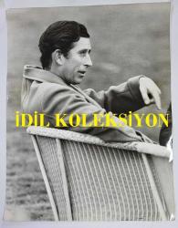 KRAL III. CHARLES'IN (CHARLES PHILIP ARTHUR GEORGE) ORİJİNAL BÜYÜK BOY 2'Lİ FOTOĞRAF SETİ - ORIGINAL (2) PHOTOGRAPH OF CHARLES III, (CHARLES PHILIP ARTHUR GEORGE) - 25 x 19,5 cm & 25 x 18,5 cm EBADINDA - PRENS CHARLES, HALK ÖNÜNDE HER ZAMAN NEŞELİ VE CANA YAKIN BİR TAVIR SERGİLER, SIK SIK DA HAZIRDA İYİ NİYETLİ BİR ESPRİSİ BULUNUR. BURADA, 1977'DE WİNDSOR'DAKİ SMİTH'S LAWN'DA GENÇ BİR FRANSIZ TAKIMIYLA ULUSLARARASI POLO MAÇINA ÇIKMAK ÜZEREYKEN GÖRÜLÜYOR. - (INFORMALITY: THAT'S THE KEYTONE OF THE SPORT OF POLO, AS PRINCE CHARLES IN AN INTERVAL BETWEEN PLAY, CHATS CASUALLY WITH TEAM-MATES, AS THEY REST IN THE WICKERWORK SEATING AROUND SMITH'S LAWN, WINDSOR GREAT PARK. CAMERA PRESS LONDON. CHARLES KENT) - ÖZEL ARŞİV