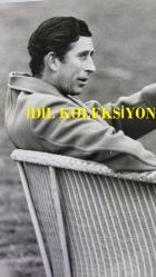 KRAL III. CHARLES'IN (CHARLES PHILIP ARTHUR GEORGE) ORİJİNAL BÜYÜK BOY 2'Lİ FOTOĞRAF SETİ - ORIGINAL (2) PHOTOGRAPH OF CHARLES III, (CHARLES PHILIP ARTHUR GEORGE) - 25 x 19,5 cm & 25 x 18,5 cm EBADINDA - PRENS CHARLES, HALK ÖNÜNDE HER ZAMAN NEŞELİ VE CANA YAKIN BİR TAVIR SERGİLER, SIK SIK DA HAZIRDA İYİ NİYETLİ BİR ESPRİSİ BULUNUR. BURADA, 1977'DE WİNDSOR'DAKİ SMİTH'S LAWN'DA GENÇ BİR FRANSIZ TAKIMIYLA ULUSLARARASI POLO MAÇINA ÇIKMAK ÜZEREYKEN GÖRÜLÜYOR. - (INFORMALITY: THAT'S THE KEYTONE OF THE SPORT OF POLO, AS PRINCE CHARLES IN AN INTERVAL BETWEEN PLAY, CHATS CASUALLY WITH TEAM-MATES, AS THEY REST IN THE WICKERWORK SEATING AROUND SMITH'S LAWN, WINDSOR GREAT PARK. CAMERA PRESS LONDON. CHARLES KENT) - ÖZEL ARŞİV