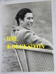 KRAL III. CHARLES'IN (CHARLES PHILIP ARTHUR GEORGE) ORİJİNAL BÜYÜK BOY 2'Lİ FOTOĞRAF SETİ - ORIGINAL (2) PHOTOGRAPH OF CHARLES III, (CHARLES PHILIP ARTHUR GEORGE) - 25 x 19,5 cm & 25 x 18,5 cm EBADINDA - PRENS CHARLES, HALK ÖNÜNDE HER ZAMAN NEŞELİ VE CANA YAKIN BİR TAVIR SERGİLER, SIK SIK DA HAZIRDA İYİ NİYETLİ BİR ESPRİSİ BULUNUR. BURADA, 1977'DE WİNDSOR'DAKİ SMİTH'S LAWN'DA GENÇ BİR FRANSIZ TAKIMIYLA ULUSLARARASI POLO MAÇINA ÇIKMAK ÜZEREYKEN GÖRÜLÜYOR. - (INFORMALITY: THAT'S THE KEYTONE OF THE SPORT OF POLO, AS PRINCE CHARLES IN AN INTERVAL BETWEEN PLAY, CHATS CASUALLY WITH TEAM-MATES, AS THEY REST IN THE WICKERWORK SEATING AROUND SMITH'S LAWN, WINDSOR GREAT PARK. CAMERA PRESS LONDON. CHARLES KENT) - ÖZEL ARŞİV