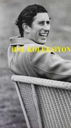 KRAL III. CHARLES'IN (CHARLES PHILIP ARTHUR GEORGE) ORİJİNAL BÜYÜK BOY 2'Lİ FOTOĞRAF SETİ - ORIGINAL (2) PHOTOGRAPH OF CHARLES III, (CHARLES PHILIP ARTHUR GEORGE) - 25 x 19,5 cm & 25 x 18,5 cm EBADINDA - PRENS CHARLES, HALK ÖNÜNDE HER ZAMAN NEŞELİ VE CANA YAKIN BİR TAVIR SERGİLER, SIK SIK DA HAZIRDA İYİ NİYETLİ BİR ESPRİSİ BULUNUR. BURADA, 1977'DE WİNDSOR'DAKİ SMİTH'S LAWN'DA GENÇ BİR FRANSIZ TAKIMIYLA ULUSLARARASI POLO MAÇINA ÇIKMAK ÜZEREYKEN GÖRÜLÜYOR. - (INFORMALITY: THAT'S THE KEYTONE OF THE SPORT OF POLO, AS PRINCE CHARLES IN AN INTERVAL BETWEEN PLAY, CHATS CASUALLY WITH TEAM-MATES, AS THEY REST IN THE WICKERWORK SEATING AROUND SMITH'S LAWN, WINDSOR GREAT PARK. CAMERA PRESS LONDON. CHARLES KENT) - ÖZEL ARŞİV