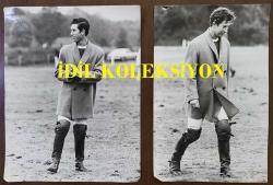 KRAL III. CHARLES'IN (CHARLES PHILIP ARTHUR GEORGE) ORİJİNAL BÜYÜK BOY 2'Lİ FOTOĞRAF SETİ - ORIGINAL (2) PHOTOGRAPH OF CHARLES III, (CHARLES PHILIP ARTHUR GEORGE) - 25,5 x 20 cm & 25,5 x 15,5 cm EBADINDA - PRENS CHARLES, HALK ÖNÜNDE HER ZAMAN NEŞELİ VE CANA YAKIN BİR TAVIR SERGİLER, SIK SIK DA HAZIRDA İYİ NİYETLİ BİR ESPRİSİ BULUNUR. BURADA, 1977'DE WİNDSOR'DAKİ SMİTH'S LAWN'DA GENÇ BİR FRANSIZ TAKIMIYLA ULUSLARARASI POLO MAÇINA ÇIKMAK ÜZEREYKEN GÖRÜLÜYOR. - (A LITTLE APPLAUSE FOR THE OTHER SIDE: IN A CURIOUS MEDLEY OF COSTUME, PRINCE CHARLES PAUSES IN HIS WAY ACROSS THE FIELD TO APPLAUD, WEARING A CAVALRY-TWILL COST OVER HIS BOOTS, BREECHES AND PROTECTIVE KNEEPADS, AND WITH THE BAND AROUND HIS POLO SHIRT LOOKING REMARKABLY LIKE A CLERICAL COLLAR. CAMERA PRESS LONDON. CHARLES KENT) - ÖZEL ARŞİV