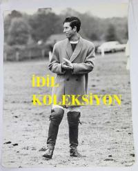 KRAL III. CHARLES'IN (CHARLES PHILIP ARTHUR GEORGE) ORİJİNAL BÜYÜK BOY 2'Lİ FOTOĞRAF SETİ - ORIGINAL (2) PHOTOGRAPH OF CHARLES III, (CHARLES PHILIP ARTHUR GEORGE) - 25,5 x 20 cm & 25,5 x 15,5 cm EBADINDA - PRENS CHARLES, HALK ÖNÜNDE HER ZAMAN NEŞELİ VE CANA YAKIN BİR TAVIR SERGİLER, SIK SIK DA HAZIRDA İYİ NİYETLİ BİR ESPRİSİ BULUNUR. BURADA, 1977'DE WİNDSOR'DAKİ SMİTH'S LAWN'DA GENÇ BİR FRANSIZ TAKIMIYLA ULUSLARARASI POLO MAÇINA ÇIKMAK ÜZEREYKEN GÖRÜLÜYOR. - (A LITTLE APPLAUSE FOR THE OTHER SIDE: IN A CURIOUS MEDLEY OF COSTUME, PRINCE CHARLES PAUSES IN HIS WAY ACROSS THE FIELD TO APPLAUD, WEARING A CAVALRY-TWILL COST OVER HIS BOOTS, BREECHES AND PROTECTIVE KNEEPADS, AND WITH THE BAND AROUND HIS POLO SHIRT LOOKING REMARKABLY LIKE A CLERICAL COLLAR. CAMERA PRESS LONDON. CHARLES KENT) - ÖZEL ARŞİV