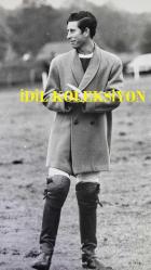 KRAL III. CHARLES'IN (CHARLES PHILIP ARTHUR GEORGE) ORİJİNAL BÜYÜK BOY 2'Lİ FOTOĞRAF SETİ - ORIGINAL (2) PHOTOGRAPH OF CHARLES III, (CHARLES PHILIP ARTHUR GEORGE) - 25,5 x 20 cm & 25,5 x 15,5 cm EBADINDA - PRENS CHARLES, HALK ÖNÜNDE HER ZAMAN NEŞELİ VE CANA YAKIN BİR TAVIR SERGİLER, SIK SIK DA HAZIRDA İYİ NİYETLİ BİR ESPRİSİ BULUNUR. BURADA, 1977'DE WİNDSOR'DAKİ SMİTH'S LAWN'DA GENÇ BİR FRANSIZ TAKIMIYLA ULUSLARARASI POLO MAÇINA ÇIKMAK ÜZEREYKEN GÖRÜLÜYOR. - (A LITTLE APPLAUSE FOR THE OTHER SIDE: IN A CURIOUS MEDLEY OF COSTUME, PRINCE CHARLES PAUSES IN HIS WAY ACROSS THE FIELD TO APPLAUD, WEARING A CAVALRY-TWILL COST OVER HIS BOOTS, BREECHES AND PROTECTIVE KNEEPADS, AND WITH THE BAND AROUND HIS POLO SHIRT LOOKING REMARKABLY LIKE A CLERICAL COLLAR. CAMERA PRESS LONDON. CHARLES KENT) - ÖZEL ARŞİV