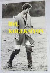 KRAL III. CHARLES'IN (CHARLES PHILIP ARTHUR GEORGE) ORİJİNAL BÜYÜK BOY 2'Lİ FOTOĞRAF SETİ - ORIGINAL (2) PHOTOGRAPH OF CHARLES III, (CHARLES PHILIP ARTHUR GEORGE) - 25,5 x 20 cm & 25,5 x 15,5 cm EBADINDA - PRENS CHARLES, HALK ÖNÜNDE HER ZAMAN NEŞELİ VE CANA YAKIN BİR TAVIR SERGİLER, SIK SIK DA HAZIRDA İYİ NİYETLİ BİR ESPRİSİ BULUNUR. BURADA, 1977'DE WİNDSOR'DAKİ SMİTH'S LAWN'DA GENÇ BİR FRANSIZ TAKIMIYLA ULUSLARARASI POLO MAÇINA ÇIKMAK ÜZEREYKEN GÖRÜLÜYOR. - (A LITTLE APPLAUSE FOR THE OTHER SIDE: IN A CURIOUS MEDLEY OF COSTUME, PRINCE CHARLES PAUSES IN HIS WAY ACROSS THE FIELD TO APPLAUD, WEARING A CAVALRY-TWILL COST OVER HIS BOOTS, BREECHES AND PROTECTIVE KNEEPADS, AND WITH THE BAND AROUND HIS POLO SHIRT LOOKING REMARKABLY LIKE A CLERICAL COLLAR. CAMERA PRESS LONDON. CHARLES KENT) - ÖZEL ARŞİV