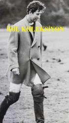 KRAL III. CHARLES'IN (CHARLES PHILIP ARTHUR GEORGE) ORİJİNAL BÜYÜK BOY 2'Lİ FOTOĞRAF SETİ - ORIGINAL (2) PHOTOGRAPH OF CHARLES III, (CHARLES PHILIP ARTHUR GEORGE) - 25,5 x 20 cm & 25,5 x 15,5 cm EBADINDA - PRENS CHARLES, HALK ÖNÜNDE HER ZAMAN NEŞELİ VE CANA YAKIN BİR TAVIR SERGİLER, SIK SIK DA HAZIRDA İYİ NİYETLİ BİR ESPRİSİ BULUNUR. BURADA, 1977'DE WİNDSOR'DAKİ SMİTH'S LAWN'DA GENÇ BİR FRANSIZ TAKIMIYLA ULUSLARARASI POLO MAÇINA ÇIKMAK ÜZEREYKEN GÖRÜLÜYOR. - (A LITTLE APPLAUSE FOR THE OTHER SIDE: IN A CURIOUS MEDLEY OF COSTUME, PRINCE CHARLES PAUSES IN HIS WAY ACROSS THE FIELD TO APPLAUD, WEARING A CAVALRY-TWILL COST OVER HIS BOOTS, BREECHES AND PROTECTIVE KNEEPADS, AND WITH THE BAND AROUND HIS POLO SHIRT LOOKING REMARKABLY LIKE A CLERICAL COLLAR. CAMERA PRESS LONDON. CHARLES KENT) - ÖZEL ARŞİV