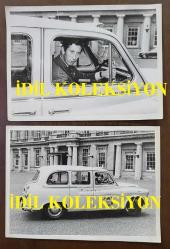 KRAL III. CHARLES'IN (CHARLES PHILIP ARTHUR GEORGE) ORİJİNAL 2'Lİ FOTOĞRAF SETİ - ORIGINAL (2) PHOTOGRAPH OF CHARLES III, (CHARLES PHILIP ARTHUR GEORGE) - 20 x 15 cm EBADINDA - GALLER PRENSİ CHARLES, LONDRA TAKSİ ŞİRKETİ YÖNETİCİSİ BAY G.W. TROTTER VE ADAMLARININ ÇABALARINI DUYDUĞUNDA SARAYDA BİR TÖREN DÜZENLENMESİNDE ISRAR ETTİ. KRALİYET AİLESİNE BAĞLILIKLARINI GÖSTERMEK İÇİN BRİTİSH LEYLAND'DAN ÖZEL BİR GÜMÜŞ TAKSİ SİPARİŞ ETTİLER; - (THE PRINCE CHARLES OF WALES INSISTED ON A PALACE CEREMONY WHEN HE HEARD OF THE EFFORTS OF MR. G.W. TROTTER, MANAGER, AND HIS MEN OF THE LONDON CAB COMPANY. THEY WANTED TO MAKE A GESTURE OF LOYALTY TO THE CROWN SO THEY ORDERED A SPECIAL CAB FROM BRITISH LEYLAND IN SILVER, WITH THE ROYAL COAT OF ARMS AND SPECIAL JUBILEE PLAQUE ON THE INSIDE. PRINCE CHARLES AT THE CONTROLS AT RECEPTION TO COMMISSION SPECIAL SILVER JUBILEE TAXI FOR USE IN FUND RAISING APPEAL. MAY 1977) - ÖZEL ARŞİV