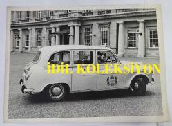 KRAL III. CHARLES'IN (CHARLES PHILIP ARTHUR GEORGE) ORİJİNAL 2'Lİ FOTOĞRAF SETİ - ORIGINAL (2) PHOTOGRAPH OF CHARLES III, (CHARLES PHILIP ARTHUR GEORGE) - 20 x 15 cm EBADINDA - GALLER PRENSİ CHARLES, LONDRA TAKSİ ŞİRKETİ YÖNETİCİSİ BAY G.W. TROTTER VE ADAMLARININ ÇABALARINI DUYDUĞUNDA SARAYDA BİR TÖREN DÜZENLENMESİNDE ISRAR ETTİ. KRALİYET AİLESİNE BAĞLILIKLARINI GÖSTERMEK İÇİN BRİTİSH LEYLAND'DAN ÖZEL BİR GÜMÜŞ TAKSİ SİPARİŞ ETTİLER; - (THE PRINCE CHARLES OF WALES INSISTED ON A PALACE CEREMONY WHEN HE HEARD OF THE EFFORTS OF MR. G.W. TROTTER, MANAGER, AND HIS MEN OF THE LONDON CAB COMPANY. THEY WANTED TO MAKE A GESTURE OF LOYALTY TO THE CROWN SO THEY ORDERED A SPECIAL CAB FROM BRITISH LEYLAND IN SILVER, WITH THE ROYAL COAT OF ARMS AND SPECIAL JUBILEE PLAQUE ON THE INSIDE. PRINCE CHARLES AT THE CONTROLS AT RECEPTION TO COMMISSION SPECIAL SILVER JUBILEE TAXI FOR USE IN FUND RAISING APPEAL. MAY 1977) - ÖZEL ARŞİV