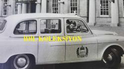 KRAL III. CHARLES'IN (CHARLES PHILIP ARTHUR GEORGE) ORİJİNAL 2'Lİ FOTOĞRAF SETİ - ORIGINAL (2) PHOTOGRAPH OF CHARLES III, (CHARLES PHILIP ARTHUR GEORGE) - 20 x 15 cm EBADINDA - GALLER PRENSİ CHARLES, LONDRA TAKSİ ŞİRKETİ YÖNETİCİSİ BAY G.W. TROTTER VE ADAMLARININ ÇABALARINI DUYDUĞUNDA SARAYDA BİR TÖREN DÜZENLENMESİNDE ISRAR ETTİ. KRALİYET AİLESİNE BAĞLILIKLARINI GÖSTERMEK İÇİN BRİTİSH LEYLAND'DAN ÖZEL BİR GÜMÜŞ TAKSİ SİPARİŞ ETTİLER; - (THE PRINCE CHARLES OF WALES INSISTED ON A PALACE CEREMONY WHEN HE HEARD OF THE EFFORTS OF MR. G.W. TROTTER, MANAGER, AND HIS MEN OF THE LONDON CAB COMPANY. THEY WANTED TO MAKE A GESTURE OF LOYALTY TO THE CROWN SO THEY ORDERED A SPECIAL CAB FROM BRITISH LEYLAND IN SILVER, WITH THE ROYAL COAT OF ARMS AND SPECIAL JUBILEE PLAQUE ON THE INSIDE. PRINCE CHARLES AT THE CONTROLS AT RECEPTION TO COMMISSION SPECIAL SILVER JUBILEE TAXI FOR USE IN FUND RAISING APPEAL. MAY 1977) - ÖZEL ARŞİV