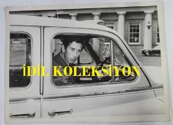 KRAL III. CHARLES'IN (CHARLES PHILIP ARTHUR GEORGE) ORİJİNAL 2'Lİ FOTOĞRAF SETİ - ORIGINAL (2) PHOTOGRAPH OF CHARLES III, (CHARLES PHILIP ARTHUR GEORGE) - 20 x 15 cm EBADINDA - GALLER PRENSİ CHARLES, LONDRA TAKSİ ŞİRKETİ YÖNETİCİSİ BAY G.W. TROTTER VE ADAMLARININ ÇABALARINI DUYDUĞUNDA SARAYDA BİR TÖREN DÜZENLENMESİNDE ISRAR ETTİ. KRALİYET AİLESİNE BAĞLILIKLARINI GÖSTERMEK İÇİN BRİTİSH LEYLAND'DAN ÖZEL BİR GÜMÜŞ TAKSİ SİPARİŞ ETTİLER; - (THE PRINCE CHARLES OF WALES INSISTED ON A PALACE CEREMONY WHEN HE HEARD OF THE EFFORTS OF MR. G.W. TROTTER, MANAGER, AND HIS MEN OF THE LONDON CAB COMPANY. THEY WANTED TO MAKE A GESTURE OF LOYALTY TO THE CROWN SO THEY ORDERED A SPECIAL CAB FROM BRITISH LEYLAND IN SILVER, WITH THE ROYAL COAT OF ARMS AND SPECIAL JUBILEE PLAQUE ON THE INSIDE. PRINCE CHARLES AT THE CONTROLS AT RECEPTION TO COMMISSION SPECIAL SILVER JUBILEE TAXI FOR USE IN FUND RAISING APPEAL. MAY 1977) - ÖZEL ARŞİV