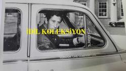 KRAL III. CHARLES'IN (CHARLES PHILIP ARTHUR GEORGE) ORİJİNAL 2'Lİ FOTOĞRAF SETİ - ORIGINAL (2) PHOTOGRAPH OF CHARLES III, (CHARLES PHILIP ARTHUR GEORGE) - 20 x 15 cm EBADINDA - GALLER PRENSİ CHARLES, LONDRA TAKSİ ŞİRKETİ YÖNETİCİSİ BAY G.W. TROTTER VE ADAMLARININ ÇABALARINI DUYDUĞUNDA SARAYDA BİR TÖREN DÜZENLENMESİNDE ISRAR ETTİ. KRALİYET AİLESİNE BAĞLILIKLARINI GÖSTERMEK İÇİN BRİTİSH LEYLAND'DAN ÖZEL BİR GÜMÜŞ TAKSİ SİPARİŞ ETTİLER; - (THE PRINCE CHARLES OF WALES INSISTED ON A PALACE CEREMONY WHEN HE HEARD OF THE EFFORTS OF MR. G.W. TROTTER, MANAGER, AND HIS MEN OF THE LONDON CAB COMPANY. THEY WANTED TO MAKE A GESTURE OF LOYALTY TO THE CROWN SO THEY ORDERED A SPECIAL CAB FROM BRITISH LEYLAND IN SILVER, WITH THE ROYAL COAT OF ARMS AND SPECIAL JUBILEE PLAQUE ON THE INSIDE. PRINCE CHARLES AT THE CONTROLS AT RECEPTION TO COMMISSION SPECIAL SILVER JUBILEE TAXI FOR USE IN FUND RAISING APPEAL. MAY 1977) - ÖZEL ARŞİV