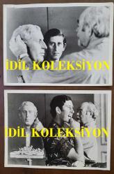 KRAL III. CHARLES'IN (CHARLES PHILIP ARTHUR GEORGE) ORİJİNAL 2'Lİ FOTOĞRAF SETİ - ORIGINAL (2) PHOTOGRAPH OF CHARLES III, (CHARLES PHILIP ARTHUR GEORGE) - 20 x 15 cm EBADINDA - PRENS CHARLES, SAKALLI HEYKELTIRAŞ DAVİD MCFALL'IN GÖZÜNDEN KENDİ PORTRESİNİ GÖRÜYOR. BAY MCFALL, O YAKIŞIKLI KRALİYET BAŞININ ALÇIDAN YAPILMIŞ MODELİNE SON RÖTUŞLARI YAPIYOR. DAVİD MCFALL SON RÖTUŞLARI YAPARKEN PRENS CHARLES HEYKELİNİ İNCELİYOR. - (PRINCE CHARLES HAS BEEN SEEING HIMSELF - AS SEEN BY BEARDED SCULPTOR DAVID MCFALL. MR MCFALL HAS BEEN PUTTING THE FINISHING TOUCHES TO HIS STUDY-PLASTER OF THAT HANDSOME ROYAL HEAD. PRINCE CHARLES EYES HIS SCULPTURE AS DAVID MCFALL ADDS THE FINISHING TOUCHES. 2nd DECEMBER 1975) - ÖZEL ARŞİV