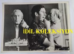 KRAL III. CHARLES'IN (CHARLES PHILIP ARTHUR GEORGE) ORİJİNAL 2'Lİ FOTOĞRAF SETİ - ORIGINAL (2) PHOTOGRAPH OF CHARLES III, (CHARLES PHILIP ARTHUR GEORGE) - 20 x 15 cm EBADINDA - PRENS CHARLES, SAKALLI HEYKELTIRAŞ DAVİD MCFALL'IN GÖZÜNDEN KENDİ PORTRESİNİ GÖRÜYOR. BAY MCFALL, O YAKIŞIKLI KRALİYET BAŞININ ALÇIDAN YAPILMIŞ MODELİNE SON RÖTUŞLARI YAPIYOR. DAVİD MCFALL SON RÖTUŞLARI YAPARKEN PRENS CHARLES HEYKELİNİ İNCELİYOR. - (PRINCE CHARLES HAS BEEN SEEING HIMSELF - AS SEEN BY BEARDED SCULPTOR DAVID MCFALL. MR MCFALL HAS BEEN PUTTING THE FINISHING TOUCHES TO HIS STUDY-PLASTER OF THAT HANDSOME ROYAL HEAD. PRINCE CHARLES EYES HIS SCULPTURE AS DAVID MCFALL ADDS THE FINISHING TOUCHES. 2nd DECEMBER 1975) - ÖZEL ARŞİV