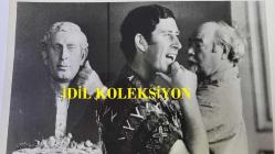 KRAL III. CHARLES'IN (CHARLES PHILIP ARTHUR GEORGE) ORİJİNAL 2'Lİ FOTOĞRAF SETİ - ORIGINAL (2) PHOTOGRAPH OF CHARLES III, (CHARLES PHILIP ARTHUR GEORGE) - 20 x 15 cm EBADINDA - PRENS CHARLES, SAKALLI HEYKELTIRAŞ DAVİD MCFALL'IN GÖZÜNDEN KENDİ PORTRESİNİ GÖRÜYOR. BAY MCFALL, O YAKIŞIKLI KRALİYET BAŞININ ALÇIDAN YAPILMIŞ MODELİNE SON RÖTUŞLARI YAPIYOR. DAVİD MCFALL SON RÖTUŞLARI YAPARKEN PRENS CHARLES HEYKELİNİ İNCELİYOR. - (PRINCE CHARLES HAS BEEN SEEING HIMSELF - AS SEEN BY BEARDED SCULPTOR DAVID MCFALL. MR MCFALL HAS BEEN PUTTING THE FINISHING TOUCHES TO HIS STUDY-PLASTER OF THAT HANDSOME ROYAL HEAD. PRINCE CHARLES EYES HIS SCULPTURE AS DAVID MCFALL ADDS THE FINISHING TOUCHES. 2nd DECEMBER 1975) - ÖZEL ARŞİV