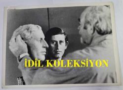 KRAL III. CHARLES'IN (CHARLES PHILIP ARTHUR GEORGE) ORİJİNAL 2'Lİ FOTOĞRAF SETİ - ORIGINAL (2) PHOTOGRAPH OF CHARLES III, (CHARLES PHILIP ARTHUR GEORGE) - 20 x 15 cm EBADINDA - PRENS CHARLES, SAKALLI HEYKELTIRAŞ DAVİD MCFALL'IN GÖZÜNDEN KENDİ PORTRESİNİ GÖRÜYOR. BAY MCFALL, O YAKIŞIKLI KRALİYET BAŞININ ALÇIDAN YAPILMIŞ MODELİNE SON RÖTUŞLARI YAPIYOR. DAVİD MCFALL SON RÖTUŞLARI YAPARKEN PRENS CHARLES HEYKELİNİ İNCELİYOR. - (PRINCE CHARLES HAS BEEN SEEING HIMSELF - AS SEEN BY BEARDED SCULPTOR DAVID MCFALL. MR MCFALL HAS BEEN PUTTING THE FINISHING TOUCHES TO HIS STUDY-PLASTER OF THAT HANDSOME ROYAL HEAD. PRINCE CHARLES EYES HIS SCULPTURE AS DAVID MCFALL ADDS THE FINISHING TOUCHES. 2nd DECEMBER 1975) - ÖZEL ARŞİV