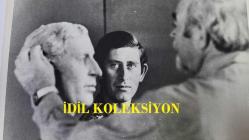 KRAL III. CHARLES'IN (CHARLES PHILIP ARTHUR GEORGE) ORİJİNAL 2'Lİ FOTOĞRAF SETİ - ORIGINAL (2) PHOTOGRAPH OF CHARLES III, (CHARLES PHILIP ARTHUR GEORGE) - 20 x 15 cm EBADINDA - PRENS CHARLES, SAKALLI HEYKELTIRAŞ DAVİD MCFALL'IN GÖZÜNDEN KENDİ PORTRESİNİ GÖRÜYOR. BAY MCFALL, O YAKIŞIKLI KRALİYET BAŞININ ALÇIDAN YAPILMIŞ MODELİNE SON RÖTUŞLARI YAPIYOR. DAVİD MCFALL SON RÖTUŞLARI YAPARKEN PRENS CHARLES HEYKELİNİ İNCELİYOR. - (PRINCE CHARLES HAS BEEN SEEING HIMSELF - AS SEEN BY BEARDED SCULPTOR DAVID MCFALL. MR MCFALL HAS BEEN PUTTING THE FINISHING TOUCHES TO HIS STUDY-PLASTER OF THAT HANDSOME ROYAL HEAD. PRINCE CHARLES EYES HIS SCULPTURE AS DAVID MCFALL ADDS THE FINISHING TOUCHES. 2nd DECEMBER 1975) - ÖZEL ARŞİV