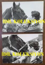 KRAL III. CHARLES'IN (CHARLES PHILIP ARTHUR GEORGE) ORİJİNAL 2'Lİ FOTOĞRAF SETİ - ORIGINAL (2) PHOTOGRAPH OF CHARLES III, (CHARLES PHILIP ARTHUR GEORGE) - 20 x 15 cm EBADINDA -MALL'UN SONUNDAKİ ÇEŞİTLİLİK SARAYININ SARAY SOYTARISI, TATİL HAFTASONU BOYUNCA YİNE İŞ BAŞINDAYDI. FOTOĞRAFTA GÖRÜLDÜĞÜ GİBİ: KRALİYET TARZINDA TAM İSABET: PRENS CHARLES, YÜZÜ YARIŞ PİSTİNDEN SIÇRAYAN ÇAMURLA KAPLI HALDE, ÇAMUR DENİZİNDE SAĞLAM ADIMLI ATI CANDLEWİCK'E ÖDÜLÜNÜ VERİYOR. - (THE COURT JESTER FROM THE PALACE OF VERIETIES AT THE END OF THE MALL WAS AT IT AGAIN DURING THE HOLIDAY WEEKEND. PHOTO SHOWS. ON THE NOSE ROYAL-STYLE: PRINCE CHARLES HIS FACE SPLATTERED BY DIRT FROM THE COURSE OFFERS HIS MOUNT, CANDLEWICK, A REWARD FOR SURE-FOOTEDNESS IN A SEA OF MUD.) - ÖZEL ARŞİV