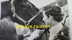 KRAL III. CHARLES'IN (CHARLES PHILIP ARTHUR GEORGE) ORİJİNAL 2'Lİ FOTOĞRAF SETİ - ORIGINAL (2) PHOTOGRAPH OF CHARLES III, (CHARLES PHILIP ARTHUR GEORGE) - 20 x 15 cm EBADINDA -MALL'UN SONUNDAKİ ÇEŞİTLİLİK SARAYININ SARAY SOYTARISI, TATİL HAFTASONU BOYUNCA YİNE İŞ BAŞINDAYDI. FOTOĞRAFTA GÖRÜLDÜĞÜ GİBİ: KRALİYET TARZINDA TAM İSABET: PRENS CHARLES, YÜZÜ YARIŞ PİSTİNDEN SIÇRAYAN ÇAMURLA KAPLI HALDE, ÇAMUR DENİZİNDE SAĞLAM ADIMLI ATI CANDLEWİCK'E ÖDÜLÜNÜ VERİYOR. - (THE COURT JESTER FROM THE PALACE OF VERIETIES AT THE END OF THE MALL WAS AT IT AGAIN DURING THE HOLIDAY WEEKEND. PHOTO SHOWS. ON THE NOSE ROYAL-STYLE: PRINCE CHARLES HIS FACE SPLATTERED BY DIRT FROM THE COURSE OFFERS HIS MOUNT, CANDLEWICK, A REWARD FOR SURE-FOOTEDNESS IN A SEA OF MUD.) - ÖZEL ARŞİV