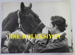 KRAL III. CHARLES'IN (CHARLES PHILIP ARTHUR GEORGE) ORİJİNAL 2'Lİ FOTOĞRAF SETİ - ORIGINAL (2) PHOTOGRAPH OF CHARLES III, (CHARLES PHILIP ARTHUR GEORGE) - 20 x 15 cm EBADINDA -MALL'UN SONUNDAKİ ÇEŞİTLİLİK SARAYININ SARAY SOYTARISI, TATİL HAFTASONU BOYUNCA YİNE İŞ BAŞINDAYDI. FOTOĞRAFTA GÖRÜLDÜĞÜ GİBİ: KRALİYET TARZINDA TAM İSABET: PRENS CHARLES, YÜZÜ YARIŞ PİSTİNDEN SIÇRAYAN ÇAMURLA KAPLI HALDE, ÇAMUR DENİZİNDE SAĞLAM ADIMLI ATI CANDLEWİCK'E ÖDÜLÜNÜ VERİYOR. - (THE COURT JESTER FROM THE PALACE OF VERIETIES AT THE END OF THE MALL WAS AT IT AGAIN DURING THE HOLIDAY WEEKEND. PHOTO SHOWS. ON THE NOSE ROYAL-STYLE: PRINCE CHARLES HIS FACE SPLATTERED BY DIRT FROM THE COURSE OFFERS HIS MOUNT, CANDLEWICK, A REWARD FOR SURE-FOOTEDNESS IN A SEA OF MUD.) - ÖZEL ARŞİV