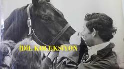 KRAL III. CHARLES'IN (CHARLES PHILIP ARTHUR GEORGE) ORİJİNAL 2'Lİ FOTOĞRAF SETİ - ORIGINAL (2) PHOTOGRAPH OF CHARLES III, (CHARLES PHILIP ARTHUR GEORGE) - 20 x 15 cm EBADINDA -MALL'UN SONUNDAKİ ÇEŞİTLİLİK SARAYININ SARAY SOYTARISI, TATİL HAFTASONU BOYUNCA YİNE İŞ BAŞINDAYDI. FOTOĞRAFTA GÖRÜLDÜĞÜ GİBİ: KRALİYET TARZINDA TAM İSABET: PRENS CHARLES, YÜZÜ YARIŞ PİSTİNDEN SIÇRAYAN ÇAMURLA KAPLI HALDE, ÇAMUR DENİZİNDE SAĞLAM ADIMLI ATI CANDLEWİCK'E ÖDÜLÜNÜ VERİYOR. - (THE COURT JESTER FROM THE PALACE OF VERIETIES AT THE END OF THE MALL WAS AT IT AGAIN DURING THE HOLIDAY WEEKEND. PHOTO SHOWS. ON THE NOSE ROYAL-STYLE: PRINCE CHARLES HIS FACE SPLATTERED BY DIRT FROM THE COURSE OFFERS HIS MOUNT, CANDLEWICK, A REWARD FOR SURE-FOOTEDNESS IN A SEA OF MUD.) - ÖZEL ARŞİV