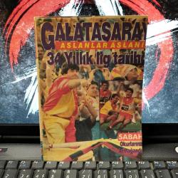 Sabah Gazetesi Galatasaray Aslanlar Aslanı 34 Yıllık Lig Tarihi - Şampiyon Galatasaray - Bir altın sayfadır CimBom'un tarihi - 1905 yılında doğdu - Ağların yırtıldığı sezon - Gövde gösterisi başlıyor - Şampiyonluk güzel şey - Şampiyonluğa alıştılar - Son hafta düğümü - Beşiktaş'ı devirdiler ama - Kral veda ediyor - Muhteşem jübile - Altın yıllar başlıyor - Brian Birch damgasını vurdu - Üçüncü şampiyonluk - Zor yıllar başlıyor - 14 yıllık hasret bitiyor - Şampiyonluk güzel şey - Avrupa duy sesimizi - Süper gol kralları - Mustafa Denizli ekolü - Feldkamp ne yapacak? - İmkansız transfer - Kaledeki güven: Nihat - Berlin Panteri Turgay - Beyfendi kaptan - Sevimli dev Simo - Tek yumruk olduk - Sakatlanmayan Falko - Cim Bom'un yenileri - 18 yaşındaki dev - Galatasaray'ın Eski Yıllardaki Futbol Takımı Kadrosu Posteri fotoğraf ve haberi - Tam Takım Dergi