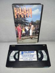 VHS hababam sınıfı sınıfta kaldı. Kemal Sunal Tarık Akan. Orijinal 1996 Palermo Video kaset. Kutunun iki yerinde kapanmasını etkilemeyen minik kırık ile kutu içindeki tırnaklardan birinde kırık var.