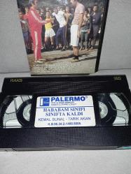 VHS hababam sınıfı sınıfta kaldı. Kemal Sunal Tarık Akan. Orijinal 1996 Palermo Video kaset. Kutunun iki yerinde kapanmasını etkilemeyen minik kırık ile kutu içindeki tırnaklardan birinde kırık var.