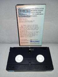 VHS hababam sınıfı sınıfta kaldı. Kemal Sunal Tarık Akan. Orijinal 1996 Palermo Video kaset. Kutunun iki yerinde kapanmasını etkilemeyen minik kırık ile kutu içindeki tırnaklardan birinde kırık var.