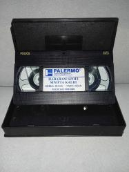 VHS hababam sınıfı sınıfta kaldı. Kemal Sunal Tarık Akan. Orijinal 1996 Palermo Video kaset. Kutunun iki yerinde kapanmasını etkilemeyen minik kırık ile kutu içindeki tırnaklardan birinde kırık var.