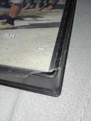 VHS hababam sınıfı sınıfta kaldı. Kemal Sunal Tarık Akan. Orijinal 1996 Palermo Video kaset. Kutunun iki yerinde kapanmasını etkilemeyen minik kırık ile kutu içindeki tırnaklardan birinde kırık var.