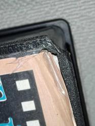 VHS hababam sınıfı sınıfta kaldı. Kemal Sunal Tarık Akan. Orijinal 1996 Palermo Video kaset. Kutunun iki yerinde kapanmasını etkilemeyen minik kırık ile kutu içindeki tırnaklardan birinde kırık var.