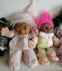 2 ADET TROLL KARAKTER BEBEK, YÜZÜ VİNİL GÖVDE DOLGULU BEZ BEBEKLER BOY