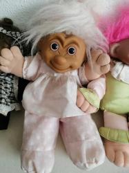 2 ADET TROLL KARAKTER BEBEK, YÜZÜ VİNİL GÖVDE DOLGULU BEZ BEBEKLER BOY