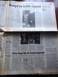 Radikal Gazetesi - Turkish Newspaper - 3 Kasım 1999 - DSP ve MHP'nin Haluk Kırcı çekişmesi büyüyor Fotoğrafı - bedelli askerlik yasası kabul edildi - Nesim Malki'nin defteri Erol Evcil'in evinde çıktı - jandarma işte Ahmet Taner Kışlalı'nın failleri robot resimler - MHP Türk İş'i ele geçirme peşinde - dünyaca ünlü psikopatların beş yıldız verdiği filmler - Fethullah Gülen'i eğitimde kontrol etmek isteyen YÖK - türbana kapı aralandı - Fazilet Partisinde kavga büyüyor - Recai Kutan'dan İsrail işbirliğine vize - Bülent Ecevit'ten Rusya'ya kritik ziyaret - TÜSİAD Yönetim Kurulu Başkanı Erkut Yücaoğlu liderler bizden vize istiyor - Koç Avrupa Ligi'nde - Amerikan pastası filmi sinemalarda özel gösterim - Galatasaray Milan'ı ham yapacak - Galatasaray'ın en büyük kozu Hagi Fotoğrafı - Süleyman Seba destek arıyor - Fenerbahçe'de Zeman son noktayı koydu - Kuşadası çevre kısa filmleri bugün başlıyor - Shakespeare'in 3. Richard'ı Türkiye'de ilk kez Ankara Devlet tiyatrosunda-  Işıl Kasapoğlu'